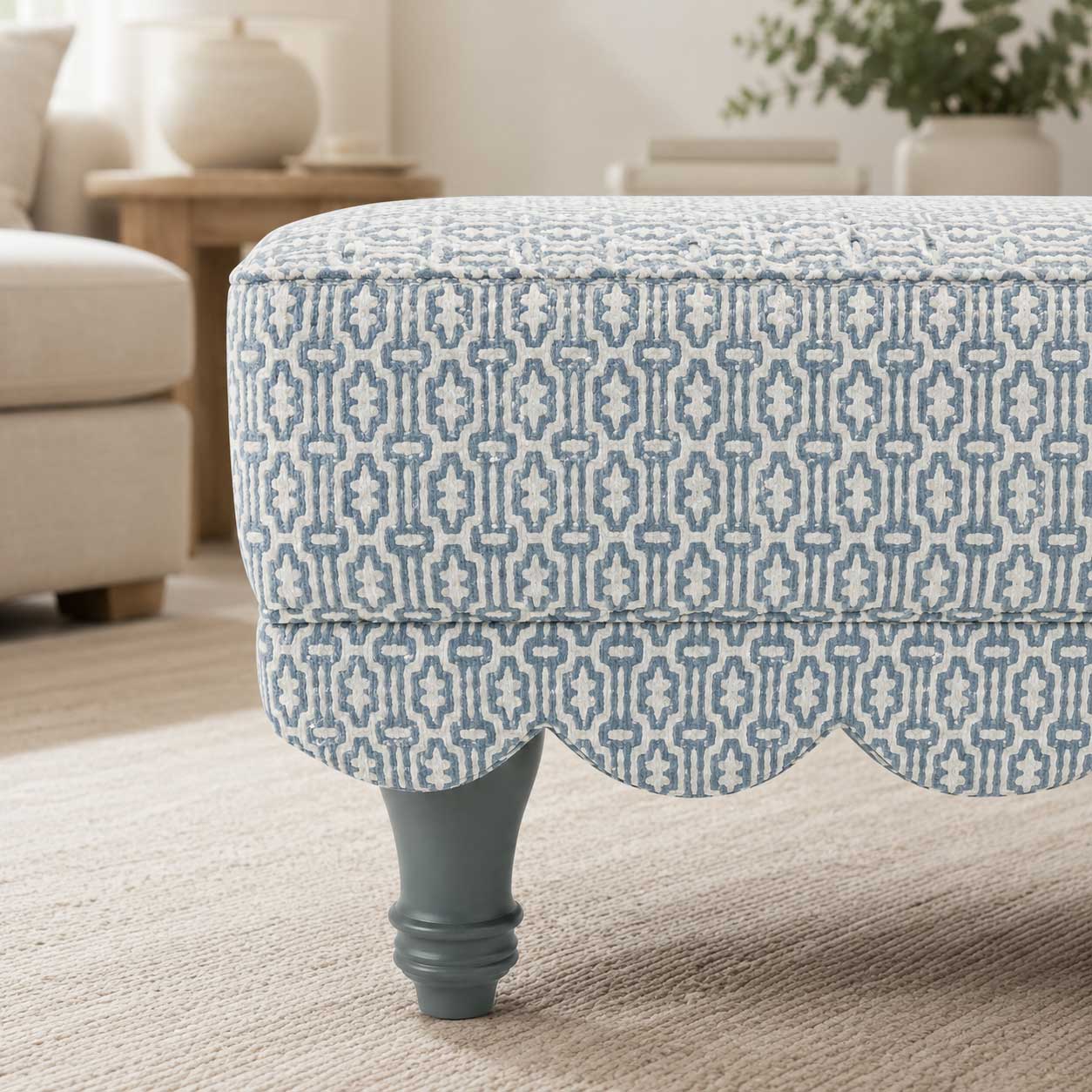 FRILL SEEKER FOOTSTOOL