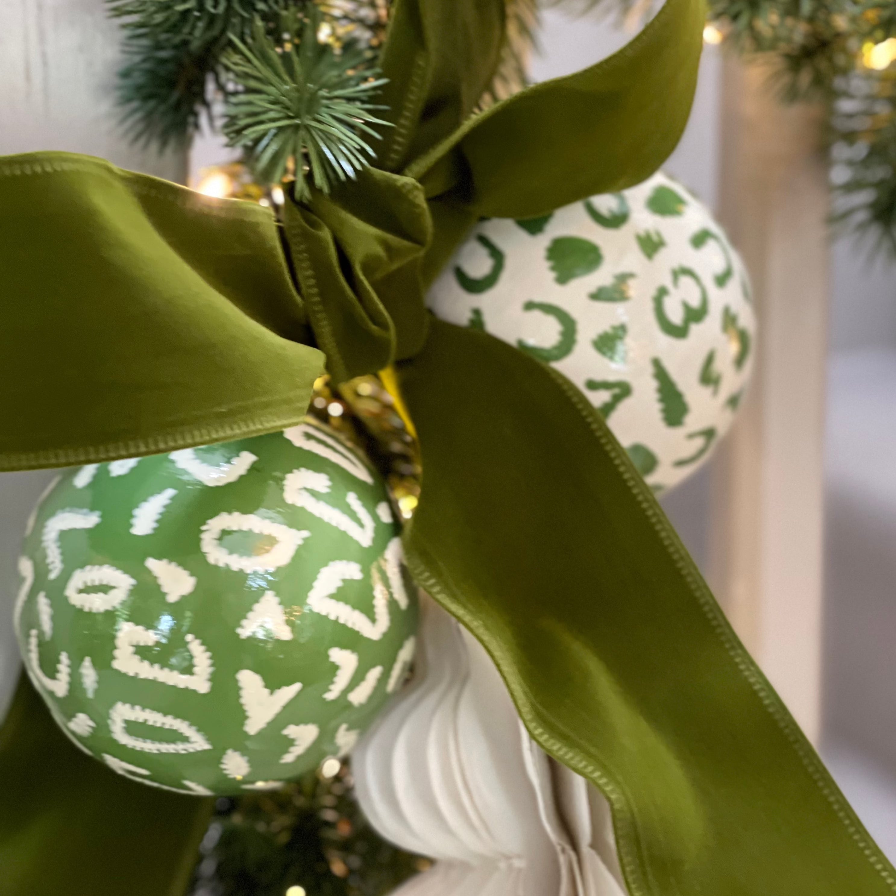 EXCLUSIVE HAND PAINTED BAUBLE - GREEN