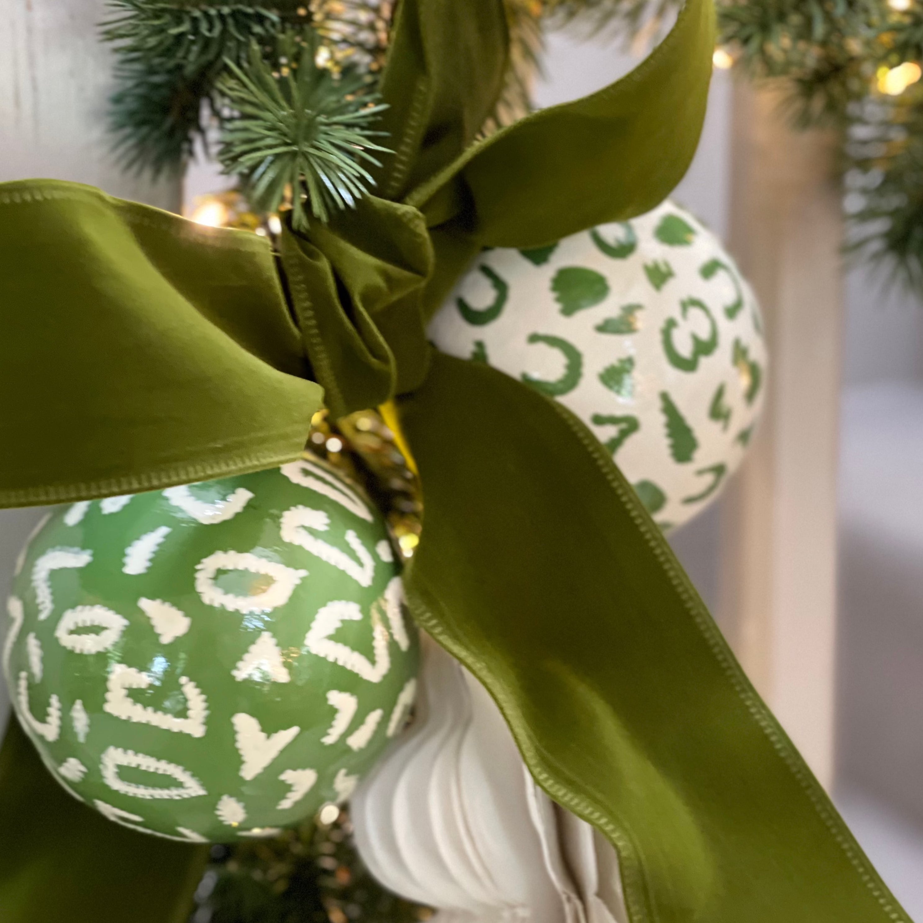 EXCLUSIVE HAND PAINTED BAUBLE - WHITE
