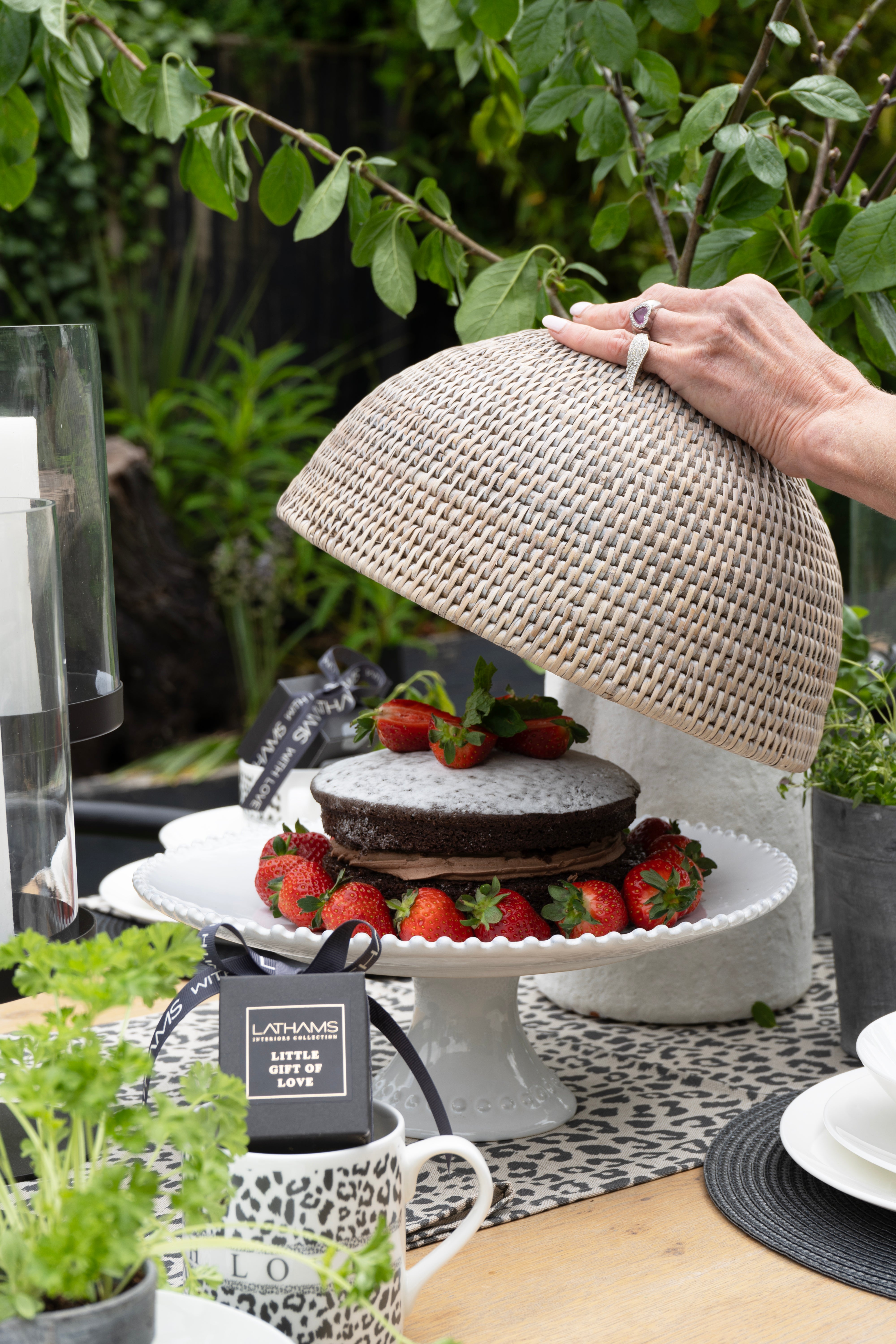 WHITE CHINA BOBBLE EDGE CAKE STAND