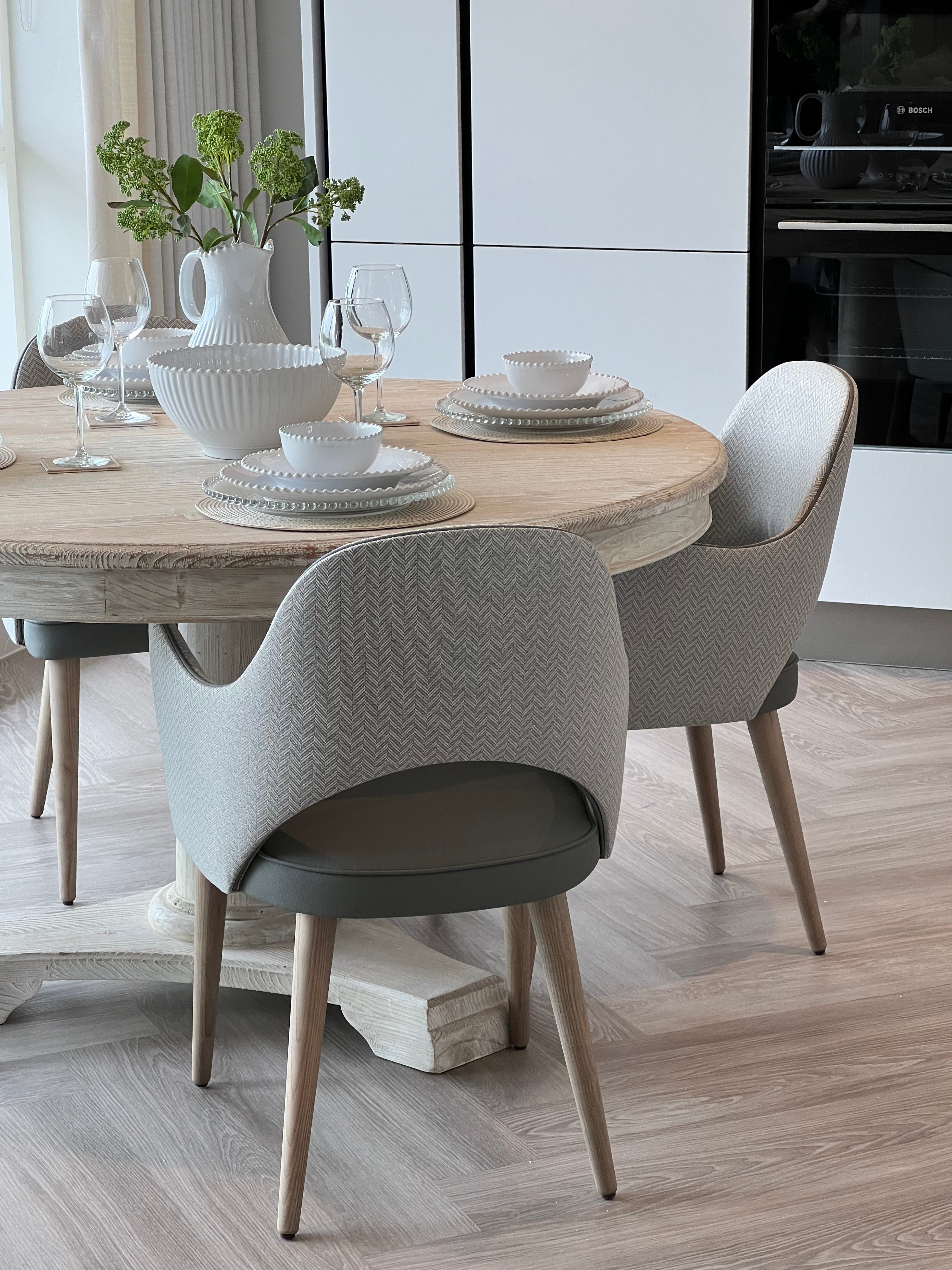 SOIRÉE DINING TABLE