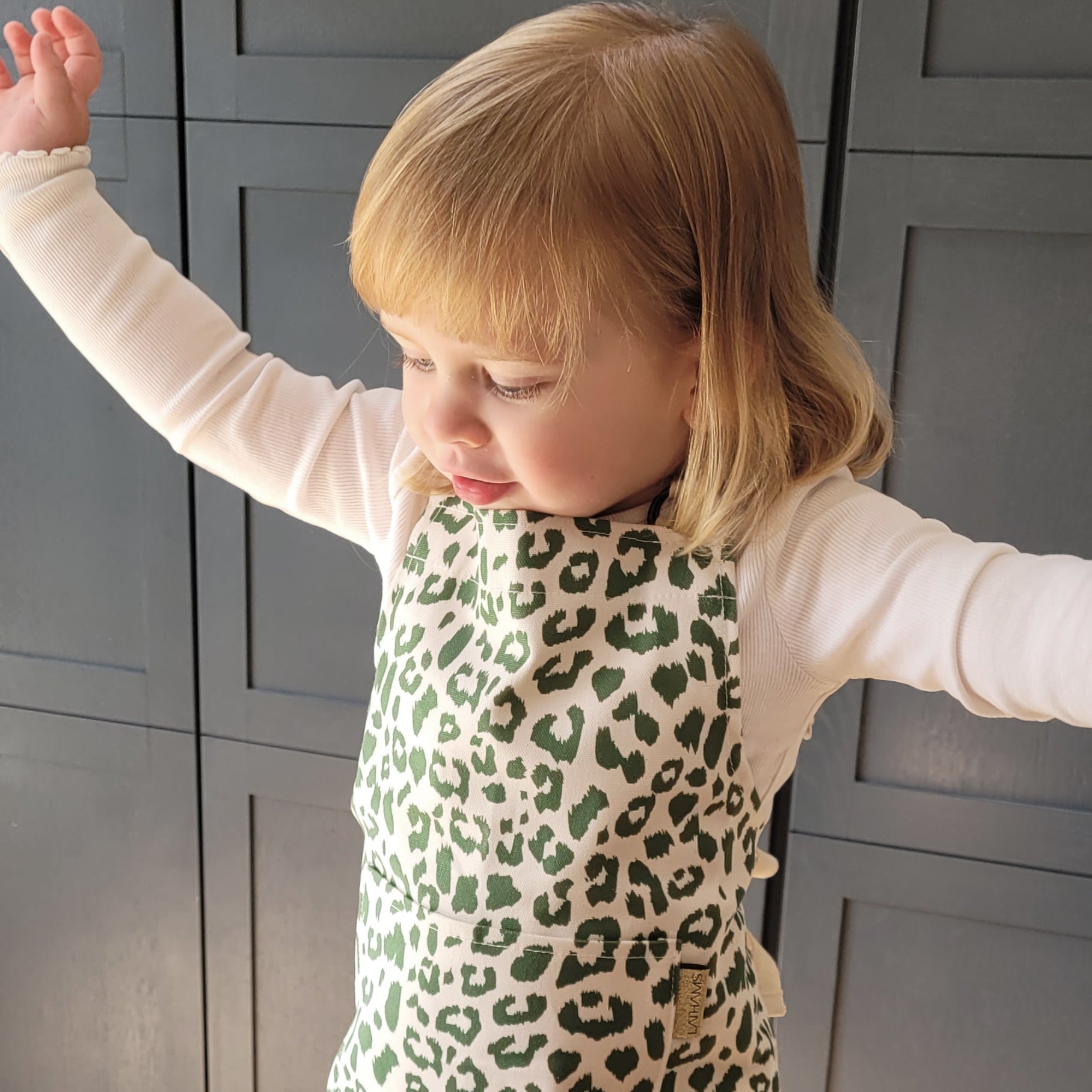 LEOPARD PRINT APRON GREEN - CHILD