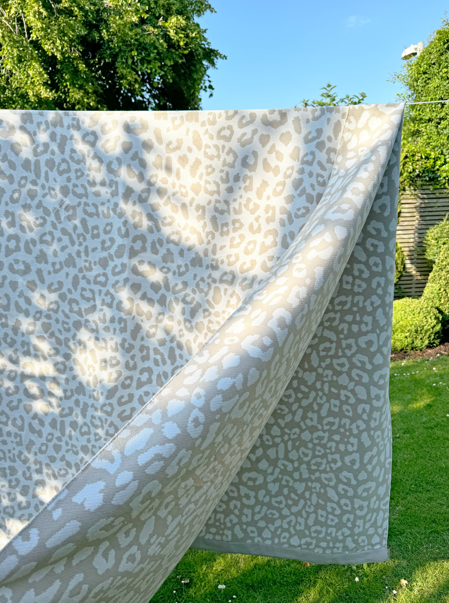 LATHAMS EXCLUSIVE THROW - LOVED STONE (GREY TRIM)