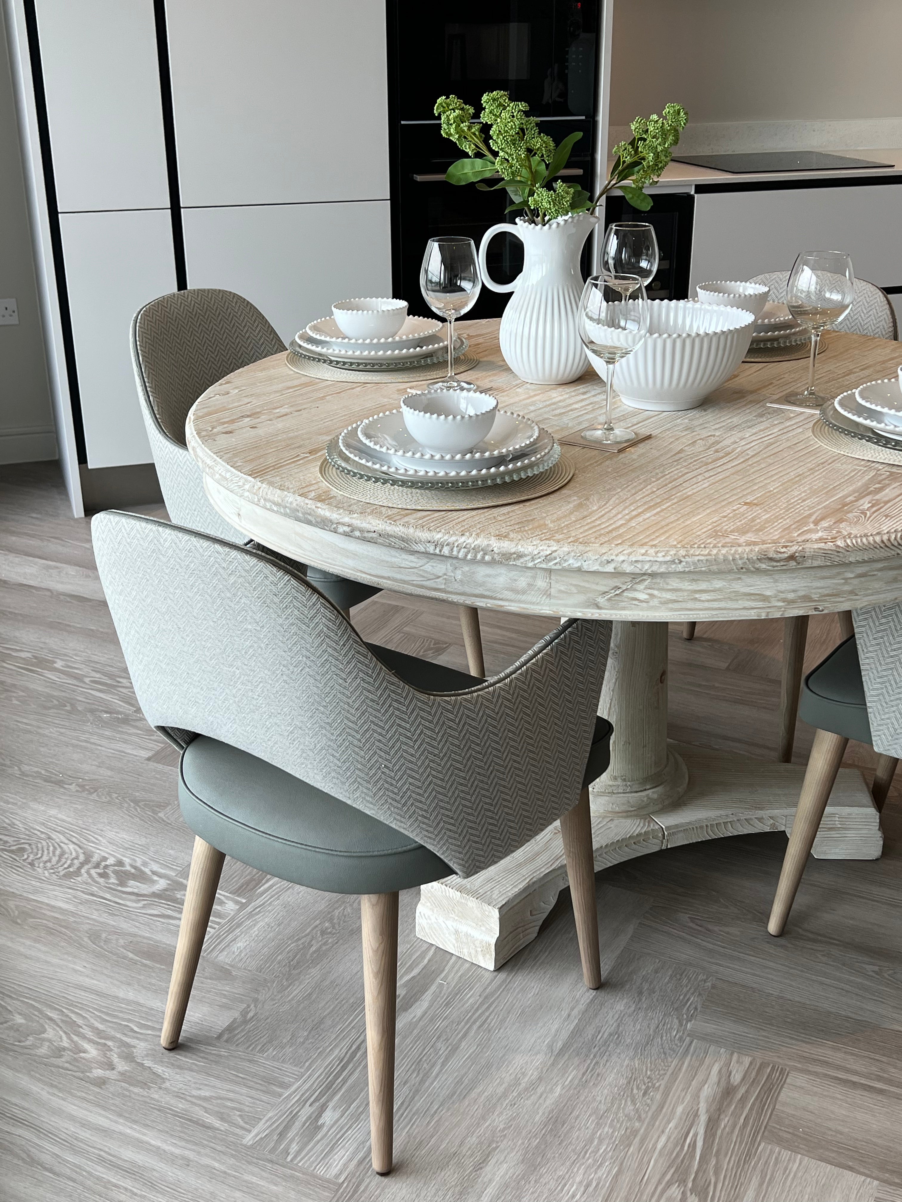 SOIRÉE DINING TABLE
